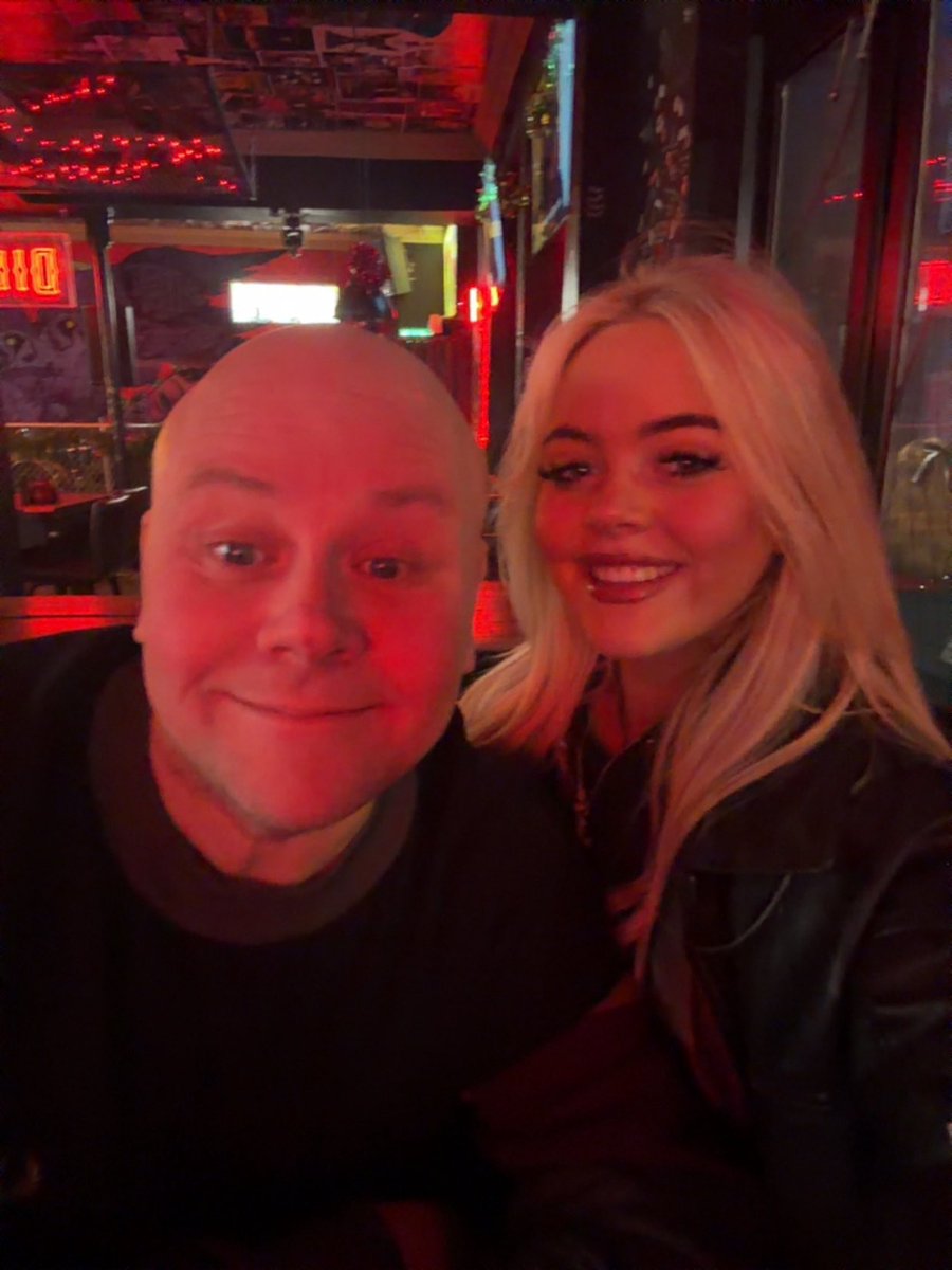 chloebaines tweet media