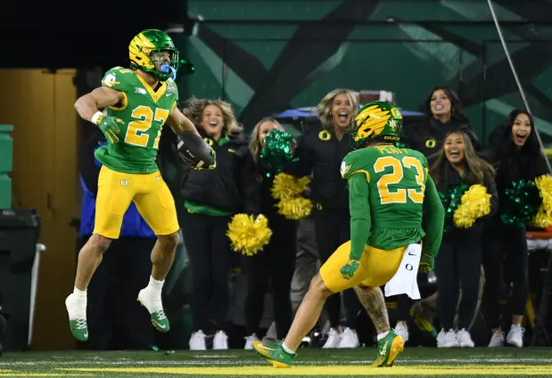 arlet25e's tweet photo. Autzen Magic: Oregon Crushes James Madison 51-34 in Playoff Opener! . More >> https://t.co/HgZnGYCn7W

#GoDucks #OregonDucks #CFBPlayoff #WinTheDay #DucksRising https://t.co/EKweB1ibRt