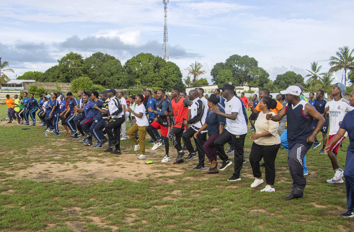 RwandaMoD's tweet photo. The Rwanda Security Forces (RSF) deployed in Mozambique’s northern province of Cabo Delgado today participated in a public sports activity alongside local community members.

The event, organised by the leadership of the Mocímboa da Praia Municipality, aimed to foster unity between public institutions and the local community as they collectively celebrated the improved security situation, while also highlighting the role of sport in promoting healthy living.

It brought together local residents, security forces from both Rwanda and Mozambique, as well as local government officials.
https://t.co/7EWCGrgvgN