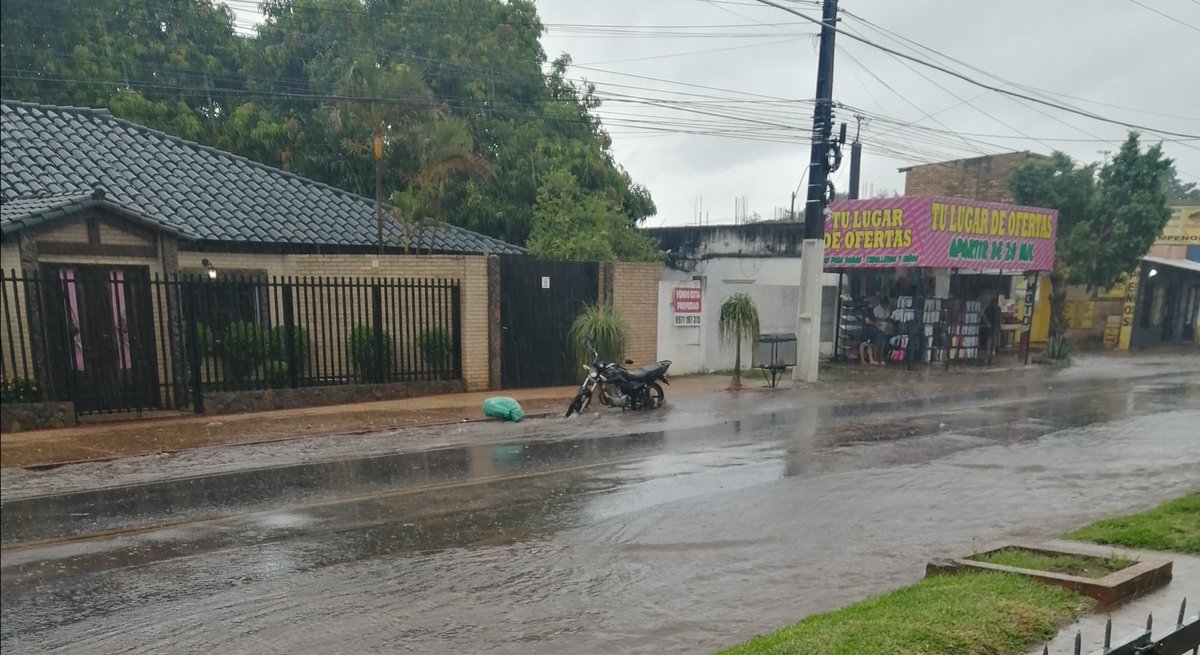 Una torrencial lluvia llego a Paraguarí pasado el mediodía y dejo sin torin la fiesta patronal de Santo Tomás Apóstol, como también freno las intenciones de vendedores de hacer su platita mirando lo difícil de la vida, muy especial para las fiestas findeañeras.