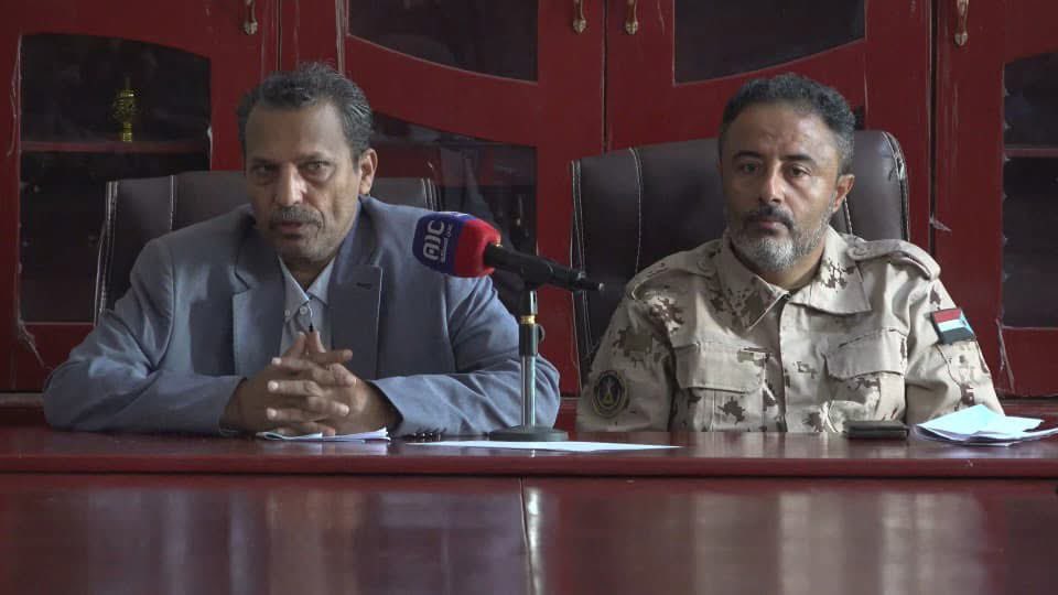 "محافظ أبين، اللواء أبوبكر حسين، ووكيل المحافظة لشؤون الأمن والدفاع سمير الحيد، يترأسان اجتماع اللجنة الأمنية لمناقشة تعزيز الأمن واستقرار المحافظة". #استعاده_دوله_الجنوب 