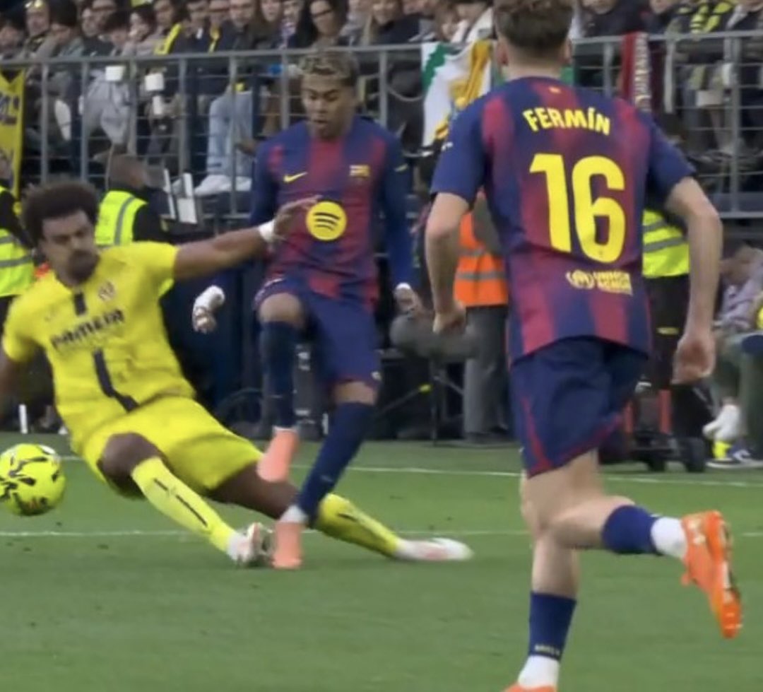CuentaMister's tweet photo. La toma buena es la que se hace en directo y sobre todo las que hay desde atrás, pero aquí ya puedes verlo claramente:

1- Por detrás
2- Sin opción alguna de llegar al balón, mira donde está el balón, mira dónde la entrada de Renato Veiga
3- Plancha levantada
4- Que clava en el tobillo de Lamine

Si hubiera justicia en el fútbol este tipo tendría 4 partidos de sanción porque para cualquiera que sepa algo de fútbol el coleguita intentó lesionar a Lamine y claramente además. Viendo la que le estaba liando a Cardona se ve que perdió los papeles y quiso romperle la pierna modo Ujfalusi a Messi en su día