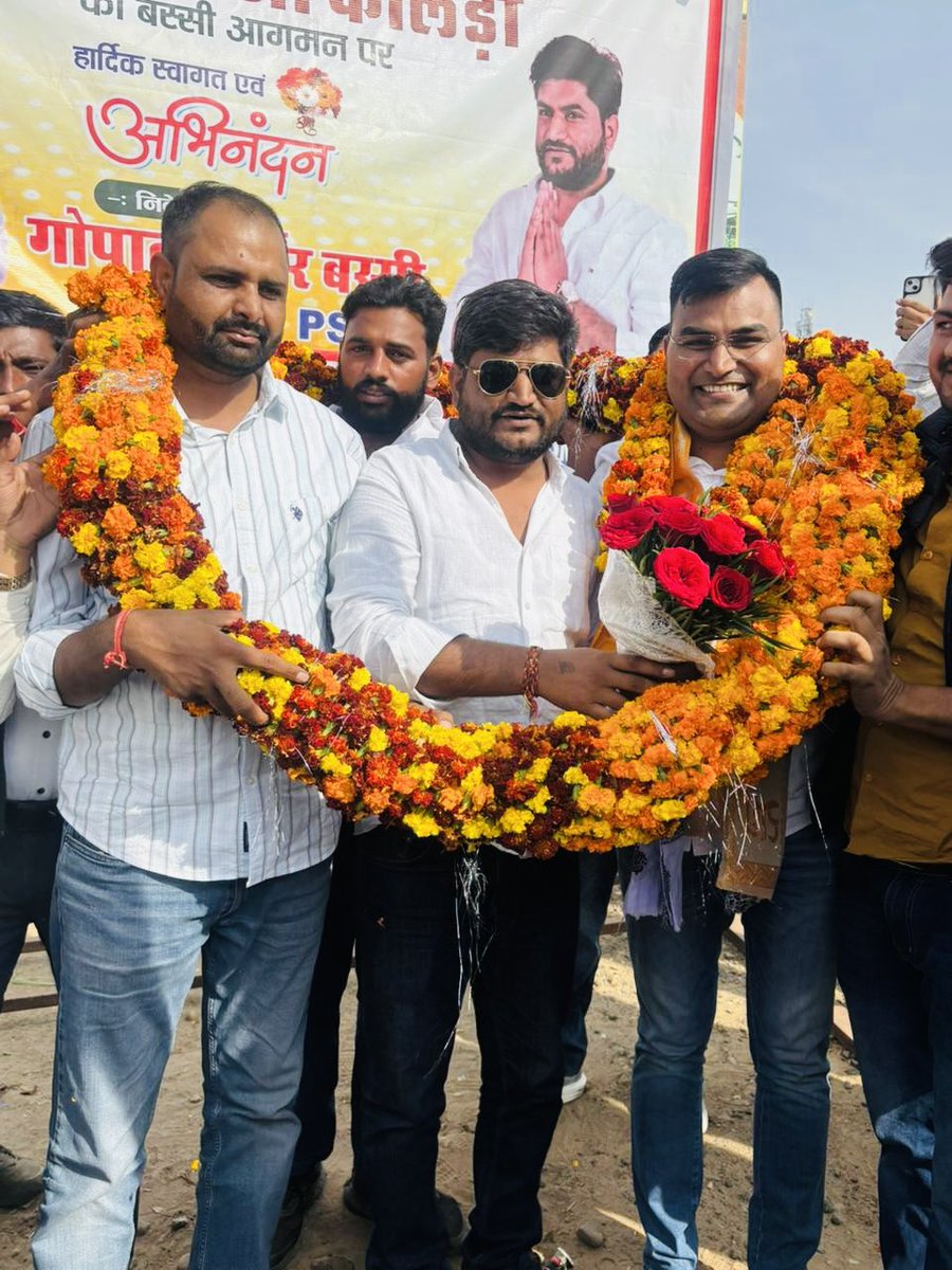 Gopal_Bassi's tweet photo. युवा हृदय सम्राट बड़े भाई श्री राजेश जी कालेड़ा की मेंहदीपुर बालाजी धाम दर्शन यात्रा के दौरान बस्सी आगमन पर जटवाड़ा में स्वागत सम्मान किया 
आपके बढ़ते राजनीतिक जीवन में हम कदम से कदम मिलाकर आपके साथ खड़े हैं आप समाज की राजनीति में निखरती हुई तस्वीर हों 
@MRajeshkaleda https://t.co/q5EDZwGI6c