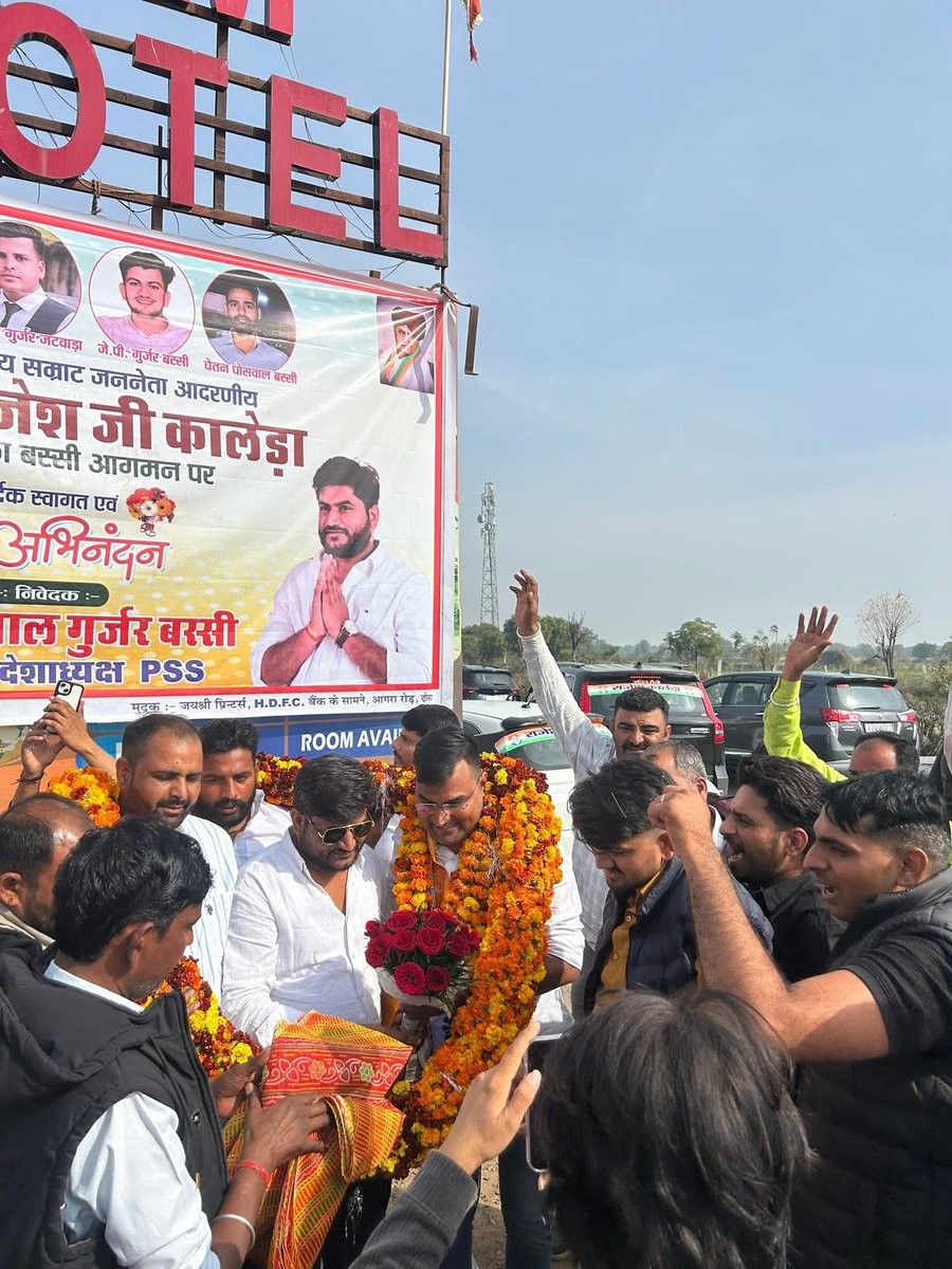 Gopal_Bassi's tweet photo. युवा हृदय सम्राट बड़े भाई श्री राजेश जी कालेड़ा की मेंहदीपुर बालाजी धाम दर्शन यात्रा के दौरान बस्सी आगमन पर जटवाड़ा में स्वागत सम्मान किया 
आपके बढ़ते राजनीतिक जीवन में हम कदम से कदम मिलाकर आपके साथ खड़े हैं आप समाज की राजनीति में निखरती हुई तस्वीर हों 
@MRajeshkaleda https://t.co/q5EDZwGI6c