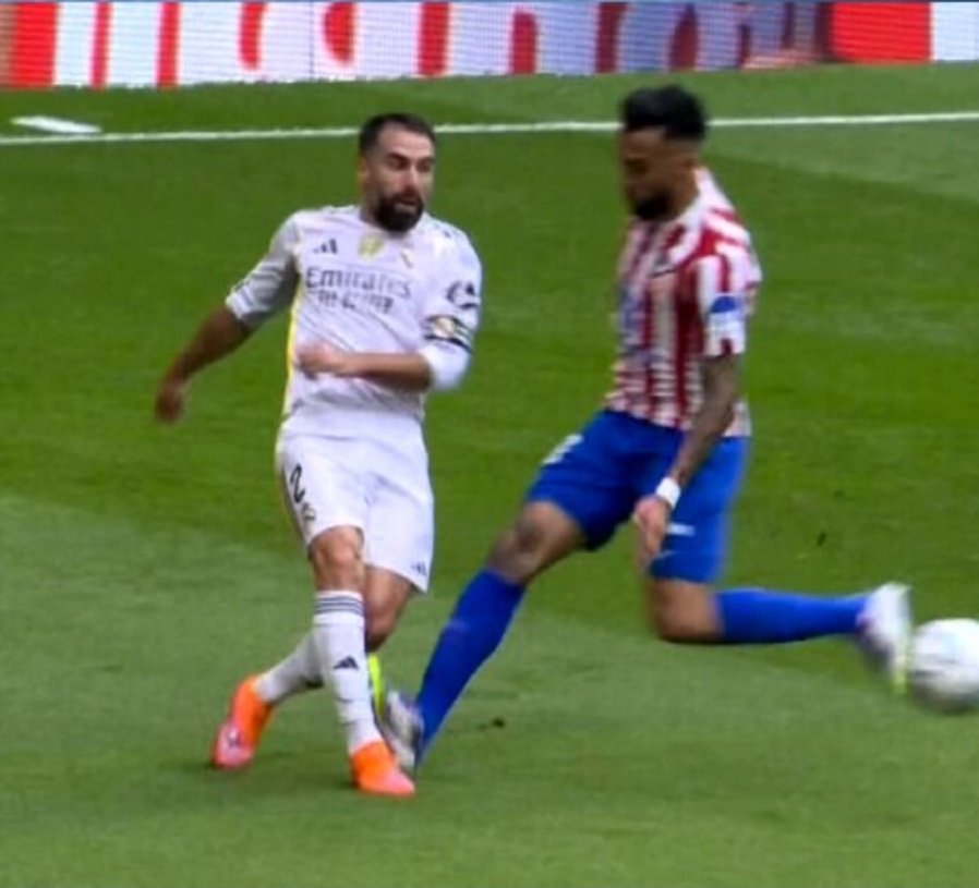 JokerLaporta's tweet image. Estas 2 entradas a Mbappé y Carvajal sólo fueron 🟨, pero la de Renato Veiga a Lamine Yamal 🟥 directa 

Codazo en el ojo a Bellingham: ni falta

Golpe en el estómago a Lamine: 🟥 directa 

¿Entienden ahora por qué ganan tantas Ligas? LADRONES @FCBarcelona_es 💰 #VillarrealBarça