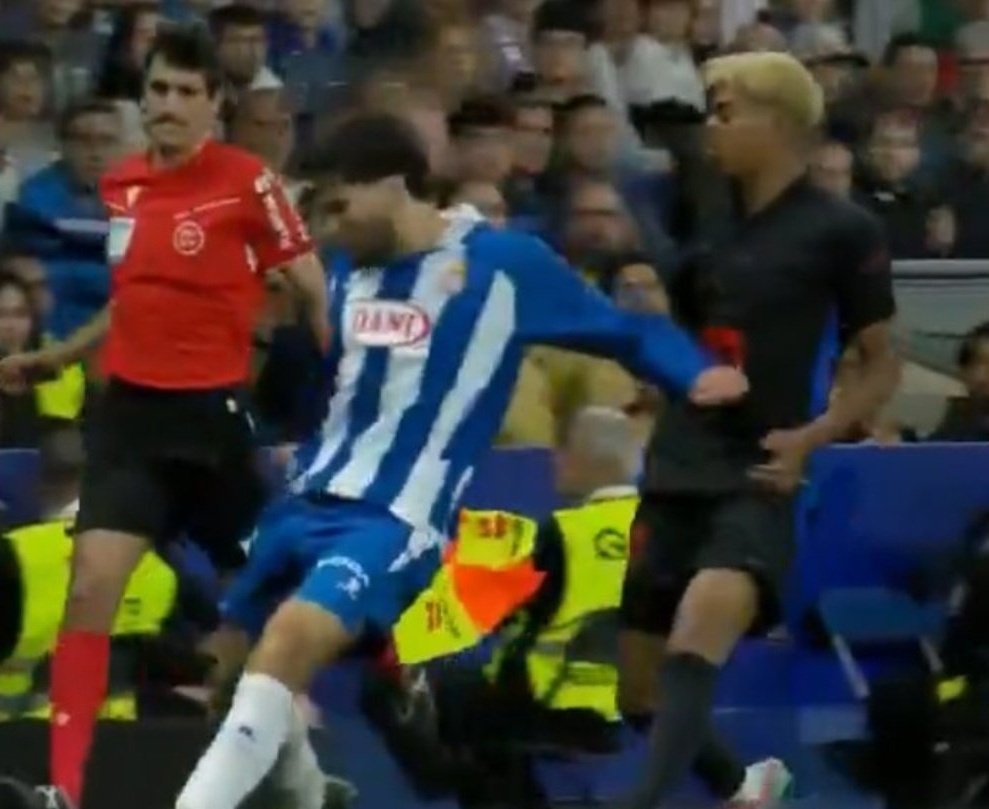 Estas 2 entradas a Mbappé y Carvajal sólo fueron 🟨, pero la de Renato Veiga a Lamine Yamal 🟥 directa 

Codazo en el ojo a Bellingham: ni falta

Golpe en el estómago a Lamine: 🟥 directa 

¿Entienden ahora por qué ganan tantas Ligas? LADRONES <a href="/FCBarcelona_es/">FC Barcelona</a> 💰 #VillarrealBarça