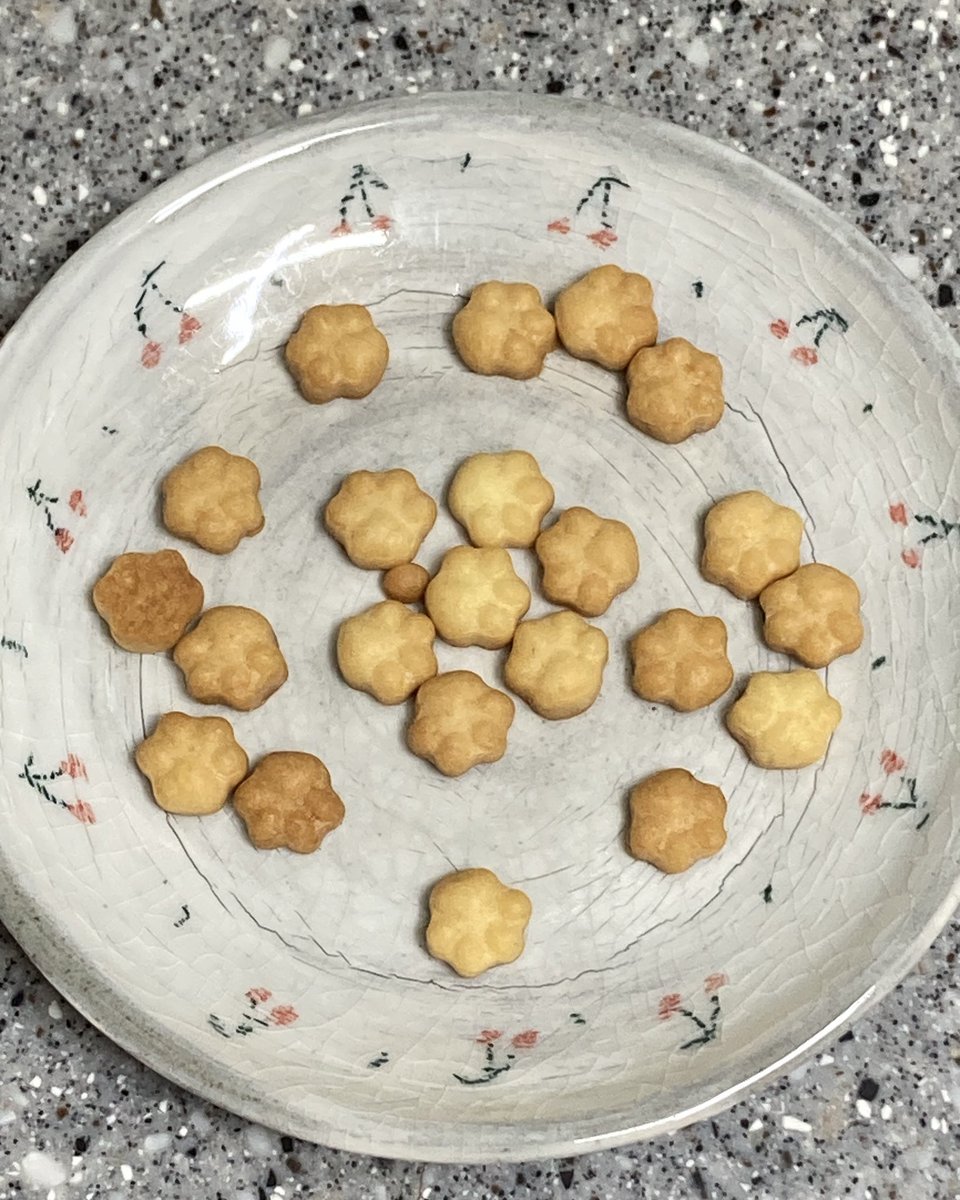 나머지 반죽은 발바닥 모양으로 굽굽