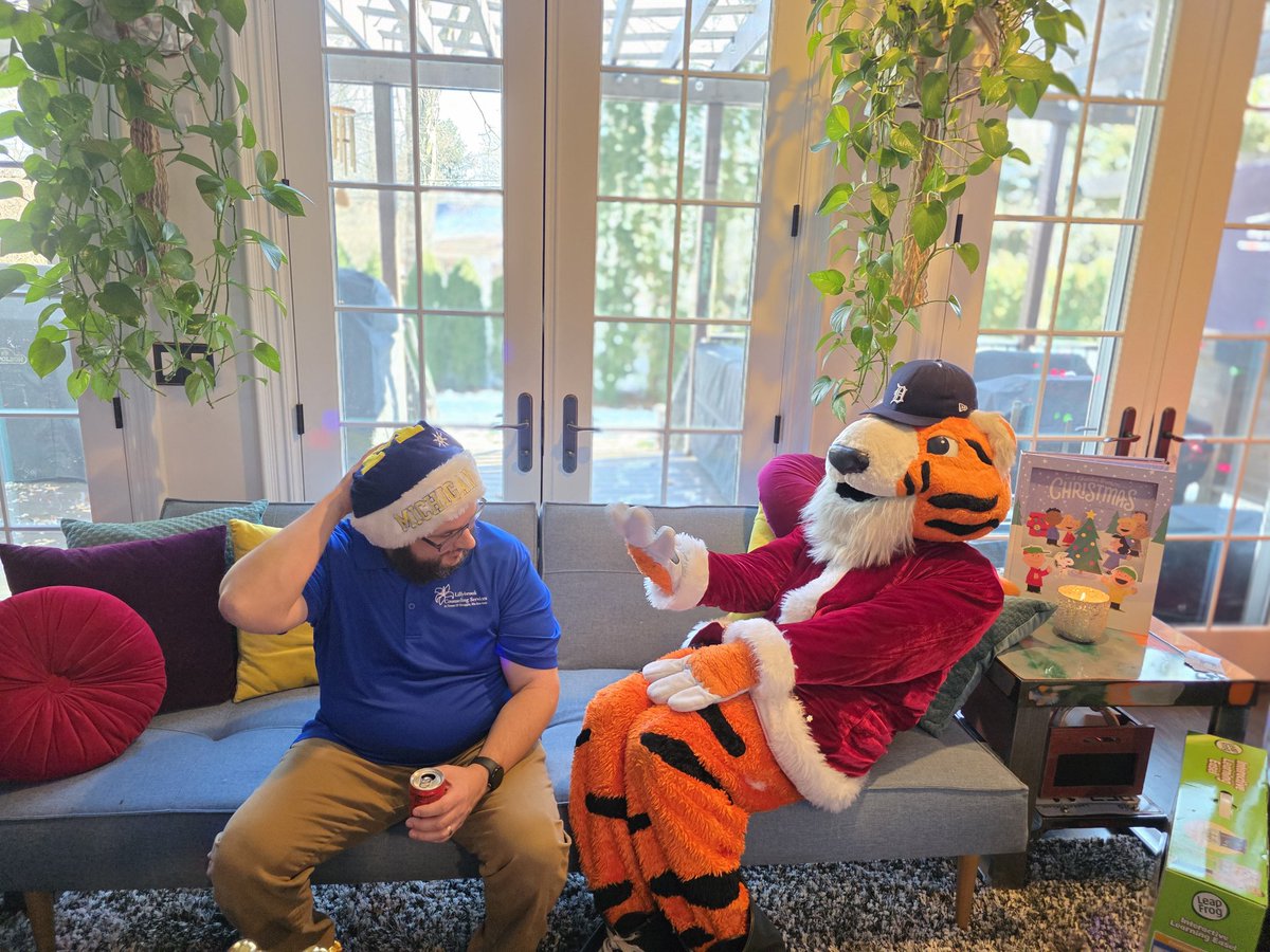 LillybrookCS's tweet photo. @tigers Good thing there was a therapist at today's Toy Drive. Someone told Paws they are a Yankees fan! #MentalHealth https://t.co/IN60YYHbHn