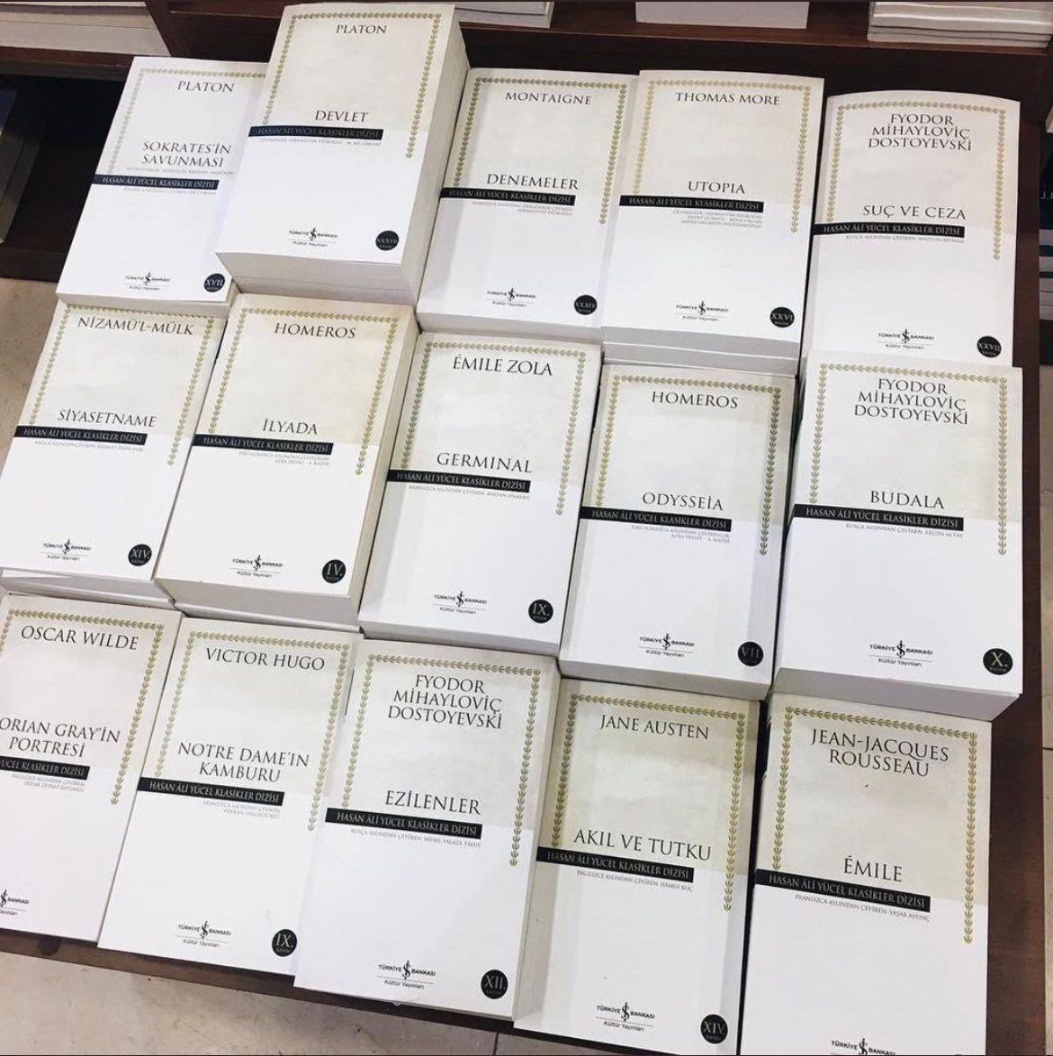 Herkese merhabalar yeni hesabımızın şerefine, 5 şanslı takipçimize 336 klasik eser hediye edeceğiz.

Yapmanız gereken tek şey; bu tweet'i beğenip bizi takip ediyor olmanız.

Bol şans.