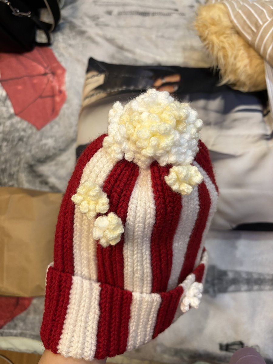 valerieeofc's tweet image. увидела в твиттере, скинула кузине, зацените, что она мне сегодня подарила на нг🥲🥲🥲 ЭТО ШАПКА-ПОРКОРН