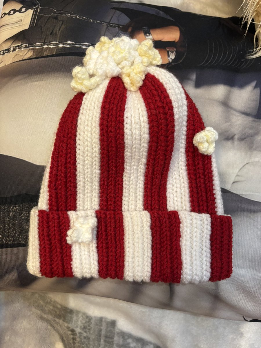 valerieeofc's tweet image. увидела в твиттере, скинула кузине, зацените, что она мне сегодня подарила на нг🥲🥲🥲 ЭТО ШАПКА-ПОРКОРН