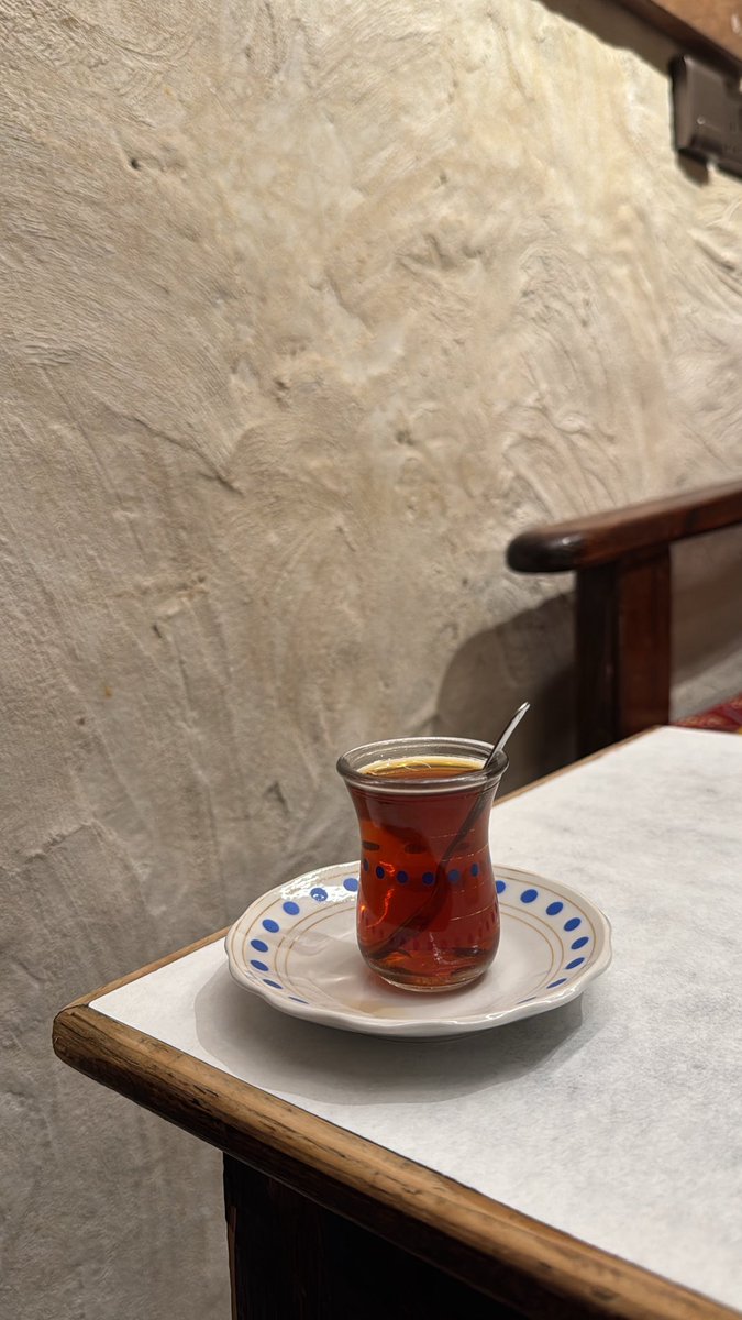 التفاؤل والثقة بالله سبحانه وتعالى من اعظم الأسباب الرئيسية لتحقيق ما يسعى إليه الإنسان حتى وإن تأخر عنه ما يسعى إليه. 

وقد قال بن جدلان :
"لا انقفل باب من الرزق حراسة وقوف
فتَّحت بيبان الأرزاق من كل اتجاه".