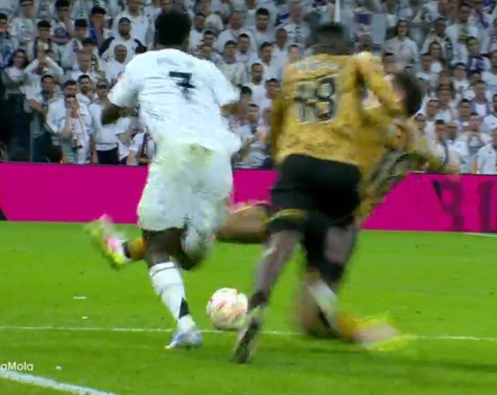 🤔 Curiosamente, Alberola Rojas no protegió tanto a Vinicius en esta entrada. Curiosamente. 

Así se deciden Ligas