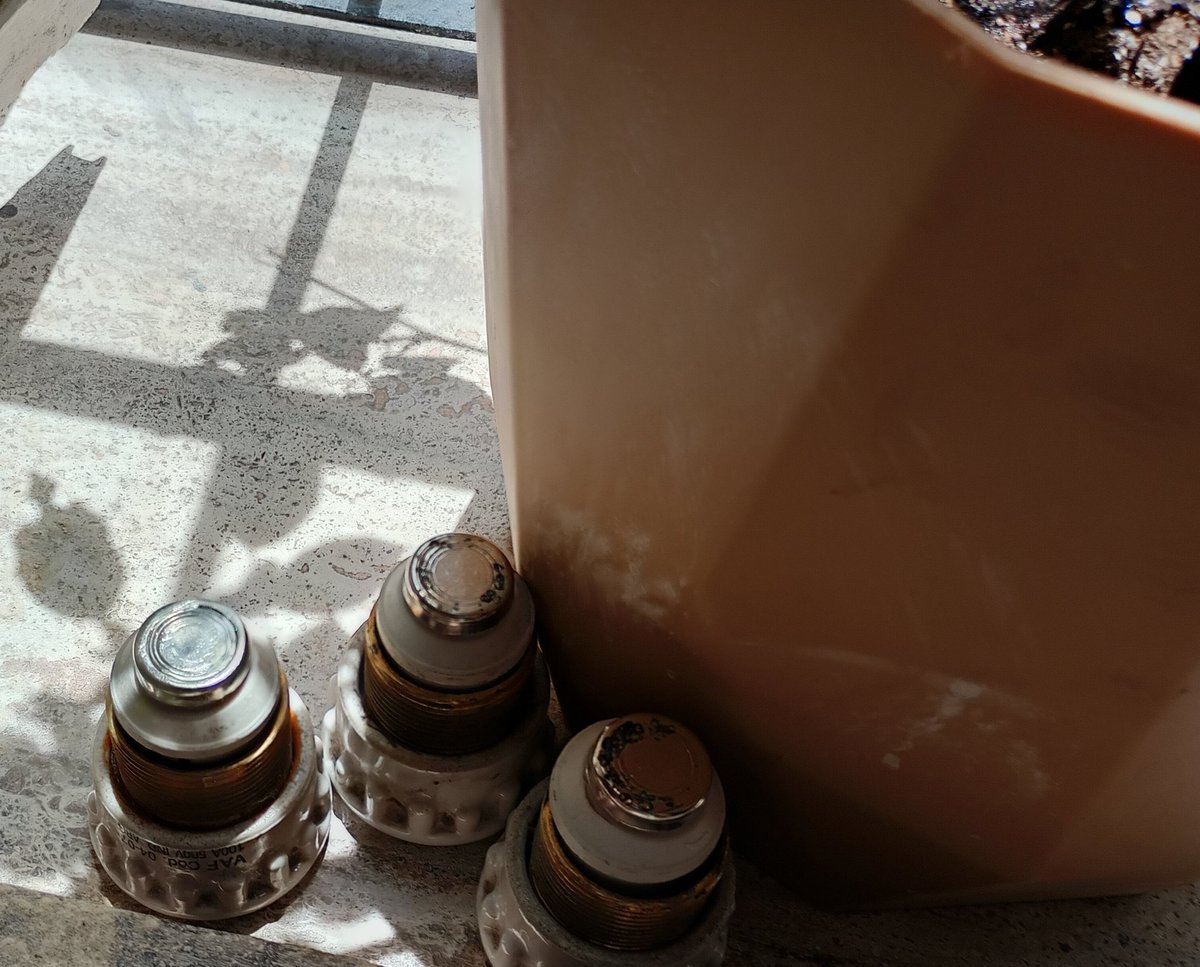 La idea es dejarme la muestra del fracaso en la ventana? <a href="/OficialEdesur/">Edesur Argentina</a> 
10 horas seguidas sin luz en Flores y seguimos.