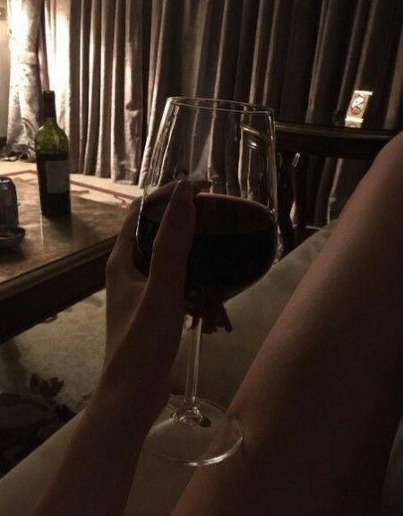 UNlVERSESS's tweet image. ⠀⠀
Menikmati sunyi dengan cara paling elegan.
⠀⠀
⠀⠀⠀⠀