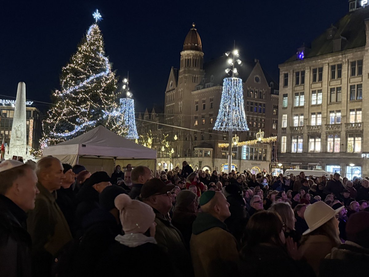 Op de Dam klinkt tijdens #Chanoeka de boodschap van licht in de duisternis. Alle sprekers staan stil bij de aanslag in Bondi Beach. Vicepremier Mona Keijzer herdenkt het 10-jarige Joodse meisje Mathilde en betuigt medeleven aan haar familie en de Joodse gemeenschap.