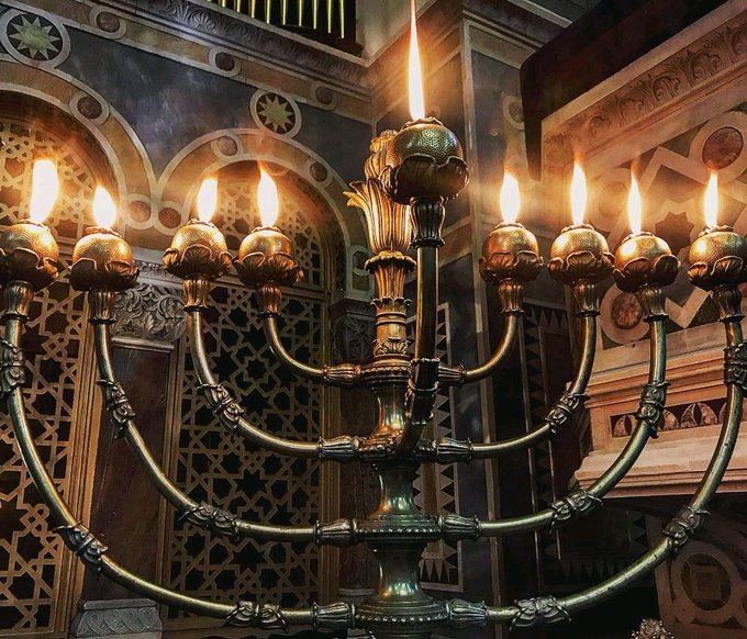 luckaged's tweet image. Die Nacht der acht Kerzen. Hell leuchtend, strahlend und stark. Die Dunkelheit wird das Licht nicht verschlingen!

PS. Genesis 12:3 gilt für alle gesegneten abrahamitischen Religionen.

Chag Chanukka Sameach.🕎 Shavua tov v'chodesh tov Tevet. 🇮🇱✡️