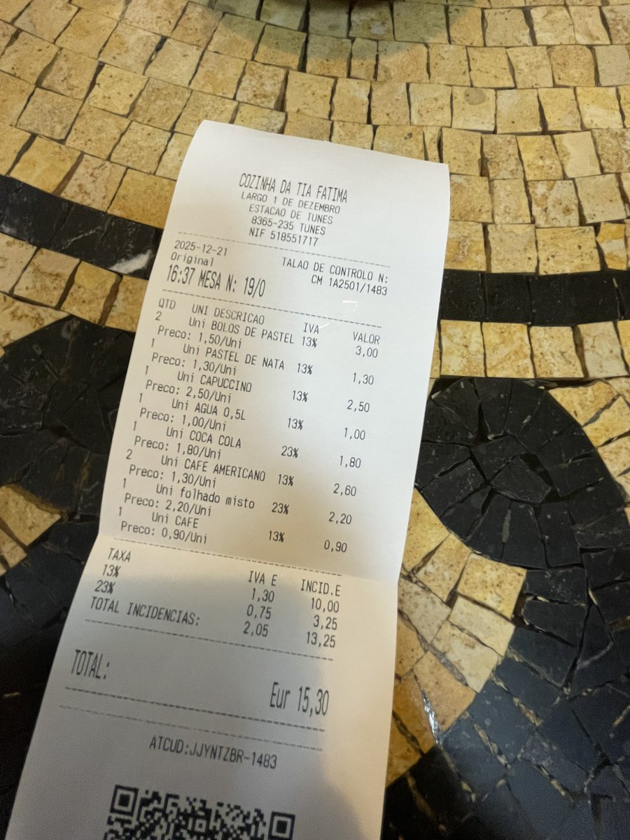 €15,30 voor 
2 koffie, 1 cappuccino, 1 espresso, 2x fris en allemaal een gebakje.. 

Portugal 🇵🇹 heeft nette prijzen.