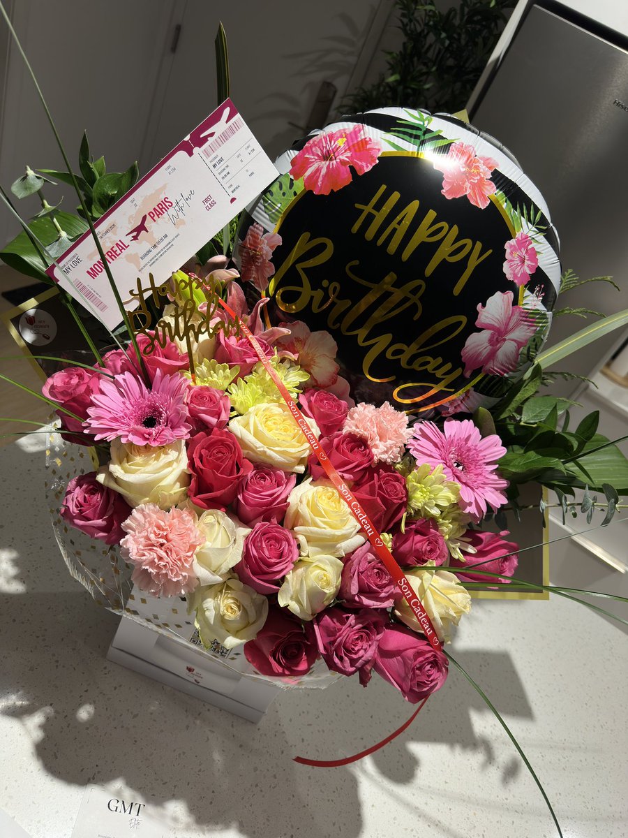 SonCadeau's tweet photo. La distance n’est rien quand l’amour est tout.✨
Un billet d’avion, de belles fleurs… et le tour est joué !
Parce que certaines surprises ne se mesurent pas en kilomètres,
mais en battements de cœur.

#surprisegift #traveltime #montreal https://t.co/sc6g63KyQi