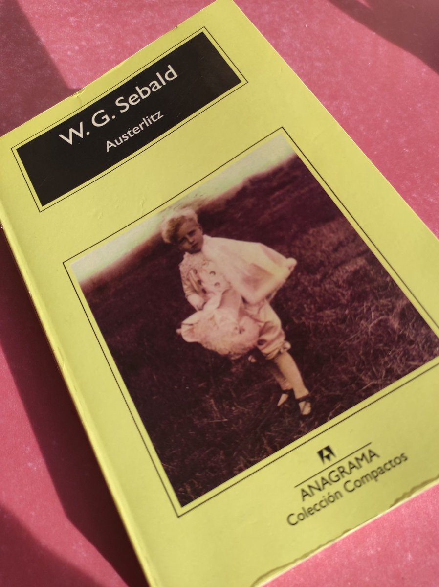 ladylibrorojo's tweet image. La extrañeza de #Austerlitz en Marienbad y la de la película de Resnais 💥
"Cada una de esas imágenes de Marienbad, la de Schumann loco y la de las palomas confinadas en ese lugar de horror, me hizo imposible, por el tormento que entrañaban, lograr el más mínimo autoconocimiento"