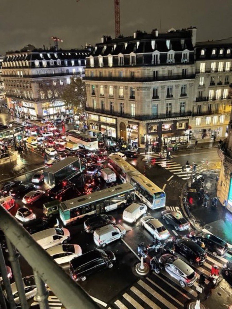 <a href="/David_Belliard/">David Belliard</a> Grâce à son éminence verte, Paris a battu de nouveaux records d’embouteillages depuis 2020. Rien que pour les bus, c’est 5M d’usagers PAR JOUR mais vous bloquez tout pour 5M de passages à vélo PAR AN. Champion. #saccageparis