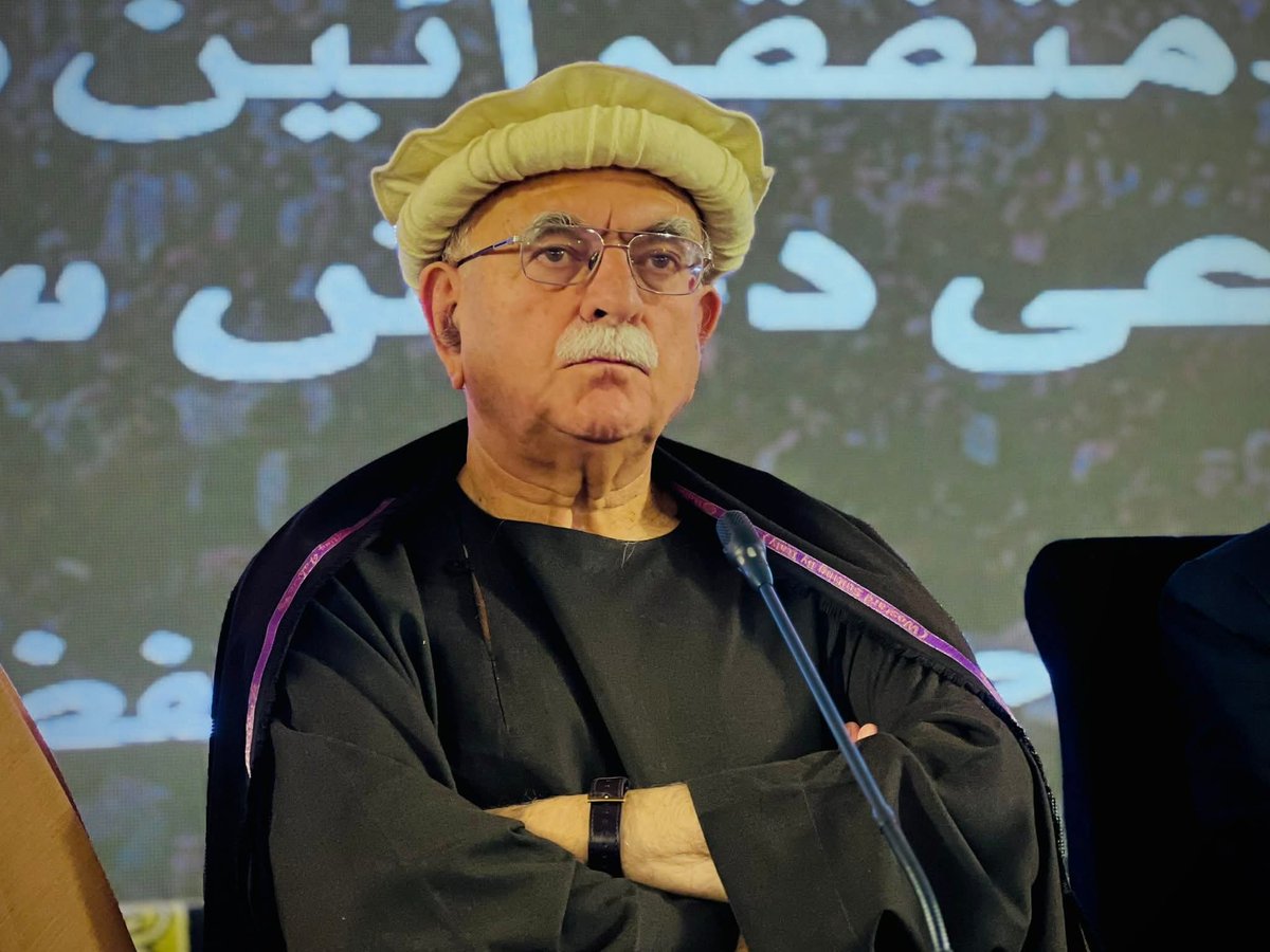 MKAchakzaiPKMAP's tweet image. ہم اعلان کرتے ہیں کہ ہم مکمل پر امن رہیں گے لیکن اگر آپ نے ہماری پر امن جدوجہد کو تشدد سے روکنے کی کوشش کی تو بات عدم تشدد پر یقین رکھنے والوں کے ہاتھ سے نکل جائے گی۔

جب فوج اور عوام میں مار داڑ ہو تب فوجیں ہارتی ہے۔ پھر بربادی ہوتی ہے،

 اس دن سے ڈریں!