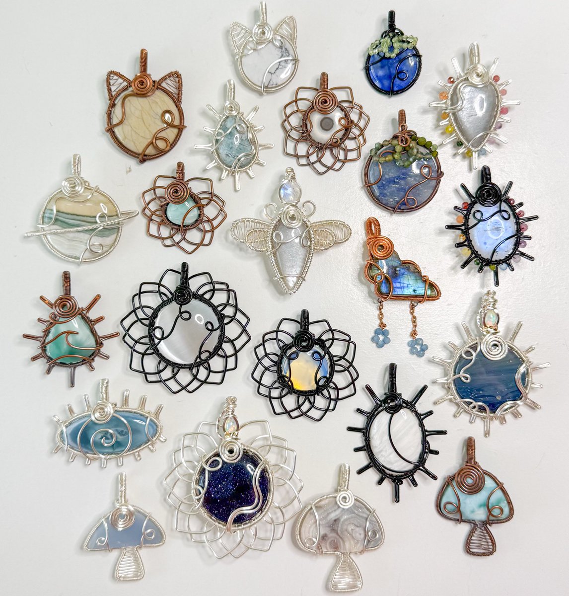 the crystals vs the pendants 🌌💫❄️

“cosmic christmas” collection coming to my shop Thursday 12/25 at 8pm eastern time <3