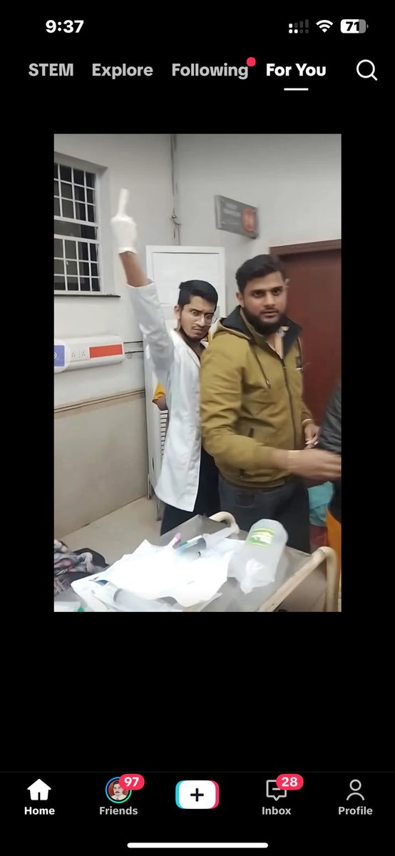 ڈاکٹر جمال نشتر ہسپتال ملتان کی ایمرجنسی میں ڈیوٹی پر تھااس کی غفلت کے باعث ایک مریضہ جان کی بازی ہار گئی۔ افسوسناک امر یہ ہے کہ لواحقین سے ہمدردی کی بجائے وہ انہیں بےہودہ اشارے کر رہا ہے اس سنگین غفلت اور غیر اخلاقی رویّے پر اس کے خلاف فوری اور سخت قانونی کارروائی ہونی چاہیے