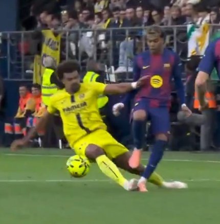 JokerLaporta's tweet image. Renato Veiga a Lamine: 🟥
Nico a Carvajal: 🟨
Romero a Mbappé: 🟨
Araújo a Vinicius: ni falta 

4 entradas, diferente criterio.
¿El favorecido? Siempre el Barça, quien pagó a Negreira desde 1990 a 2018. Vergüenza me daría "ganar" Ligas pagando a @CTARFEF 💰💵
#VillarrealBarça