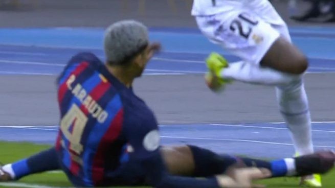 JokerLaporta's tweet image. Renato Veiga a Lamine: 🟥
Nico a Carvajal: 🟨
Romero a Mbappé: 🟨
Araújo a Vinicius: ni falta 

4 entradas, diferente criterio.
¿El favorecido? Siempre el Barça, quien pagó a Negreira desde 1990 a 2018. Vergüenza me daría "ganar" Ligas pagando a @CTARFEF 💰💵
#VillarrealBarça