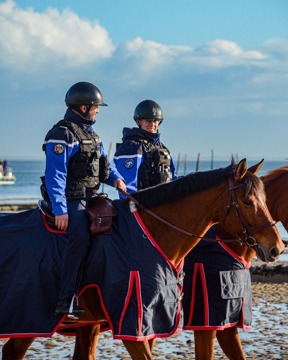 Gendarmerie's tweet image. #ÀVosCôtés 🤝 La @Gendarmerie_033, la Brigade Nautique et la @GardeRepFR
unissent leurs forces dans le cadre du plan Huître. 🦪
Leur objectif ? ⤵️
Être au plus près des ostréiculteurs et veiller à la sécurité des exploitations, de jour comme de nuit. 🫡