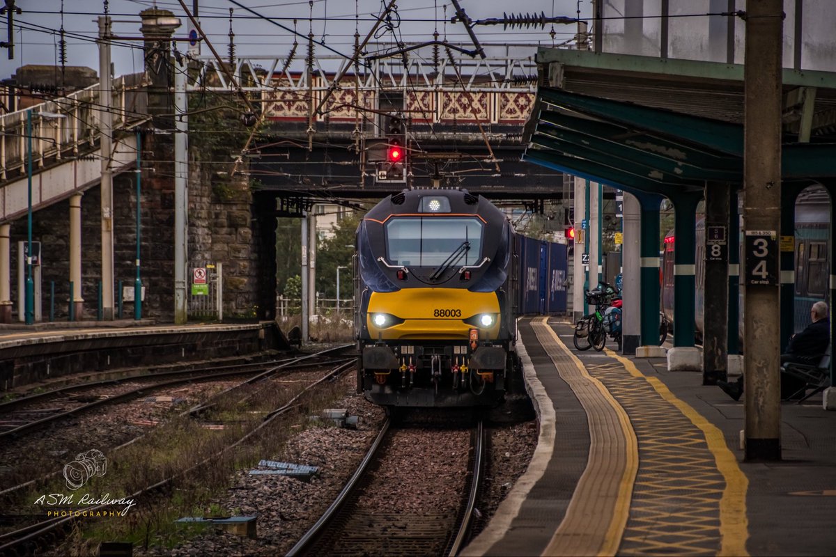 ASMRailPhotos's tweet photo. 🖍️| 4M27 0533 Coatbridge (Drs) to Daventry Int Rft Recep Fl
📣| @DRSgovuk
🚂| Class 88003 ‘Genesis’
📍| Carlisle
📆| 18/09/2025
#class88 #88003 #drs #directrailservices
📸| Photography by @ASMRailPhotos©️ https://t.co/Tbrd8HfXoe