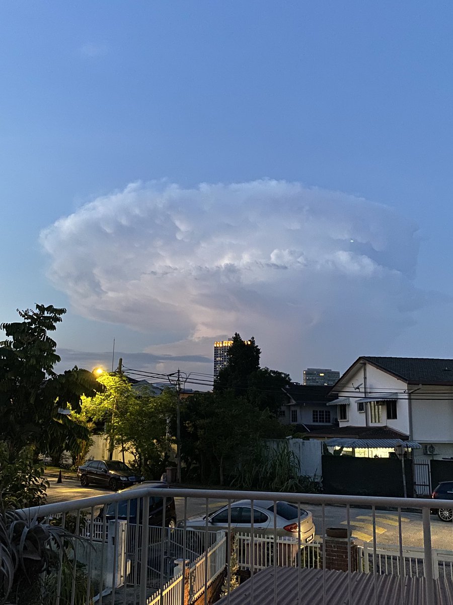 justinkhoo's tweet photo. This cloud was amazing https://t.co/lPkJT61j2q