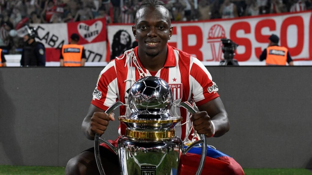 Fuentes: Edwuin Cetré (Estudiantes de La Plata) está en seguimiento por parte de Cruz Azul. Hubo sondeos por el atacante colombiano y el tema podría avanzar en cuanto se libere una plaza NFM.
La información la destapó <a href="/Angelalerena/">Angela Lerena</a>.