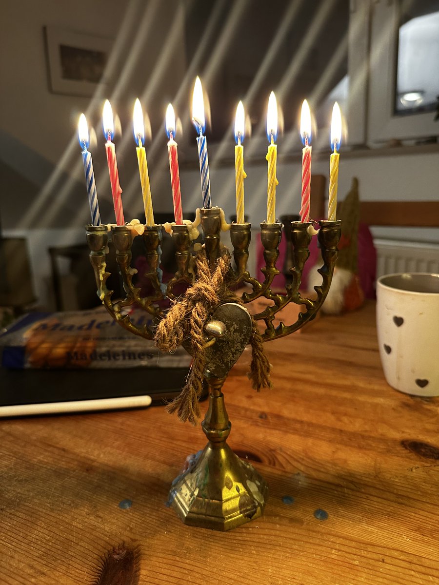 Chanukkah Sameach! Ein Licht in Zeiten von Dunkelheit...mögen wir alle gemeinsam Lichter der Freiheit in einer offenen und demokratischen Gesellschaft sein. Wir haben es in der Hand, wie die Zukunft aussieht. #chanukkah #demokratie