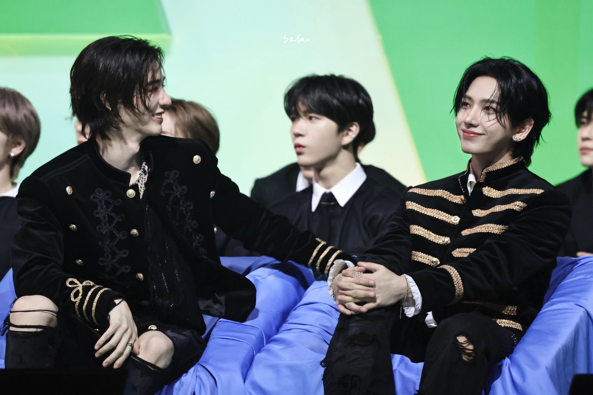 251220 MMA

무슨 얘기길래… 공유 좀 부탁 🥺

#물멍즈 #MULMYUNGZ 
#명재현 #JAEHYUN #이한 #LEEHAN
#보이넥스트도어 #BOYNEXTDOOR