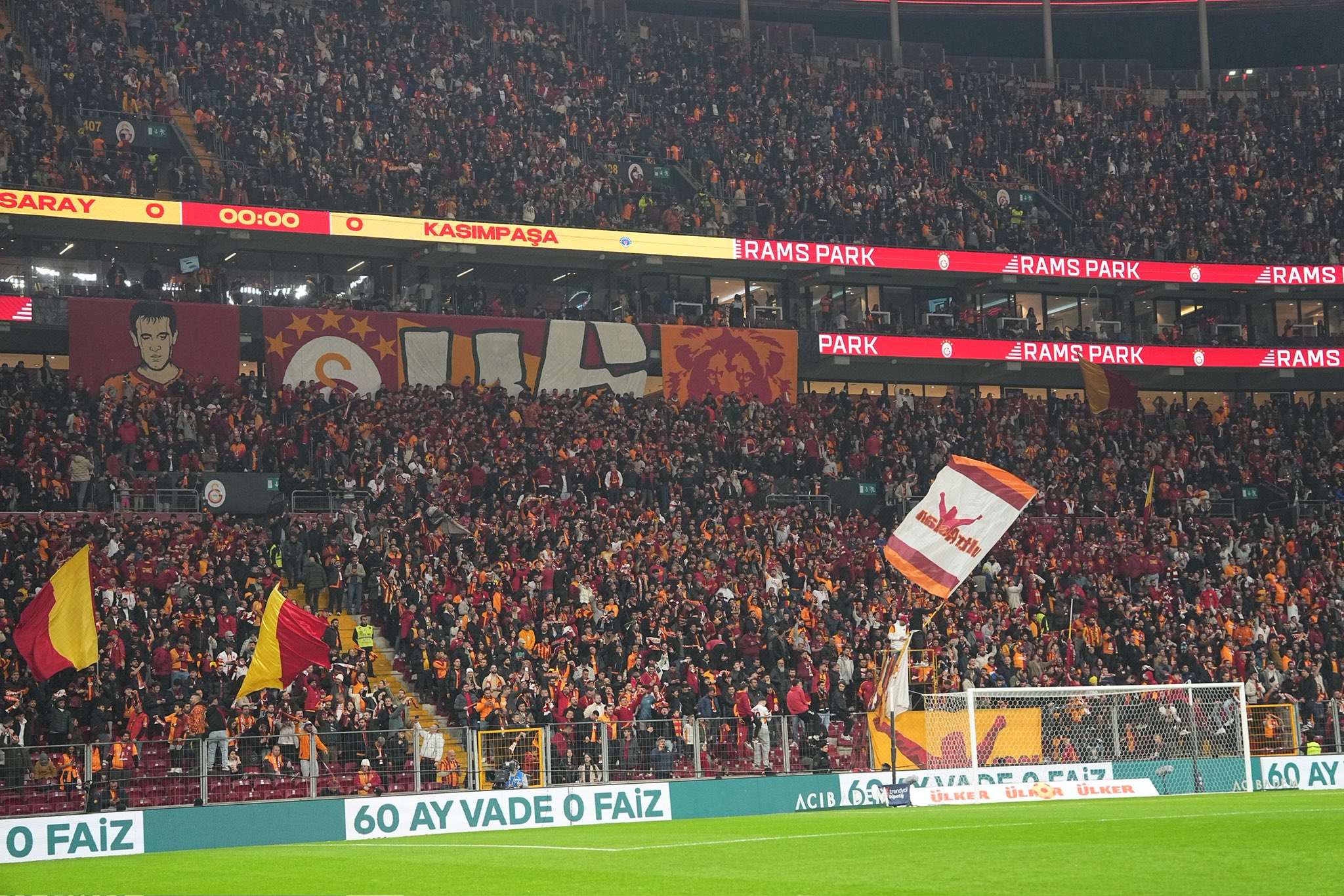 Milan Baros yıllar sonra Galatasaray tribünlerini selamladı!