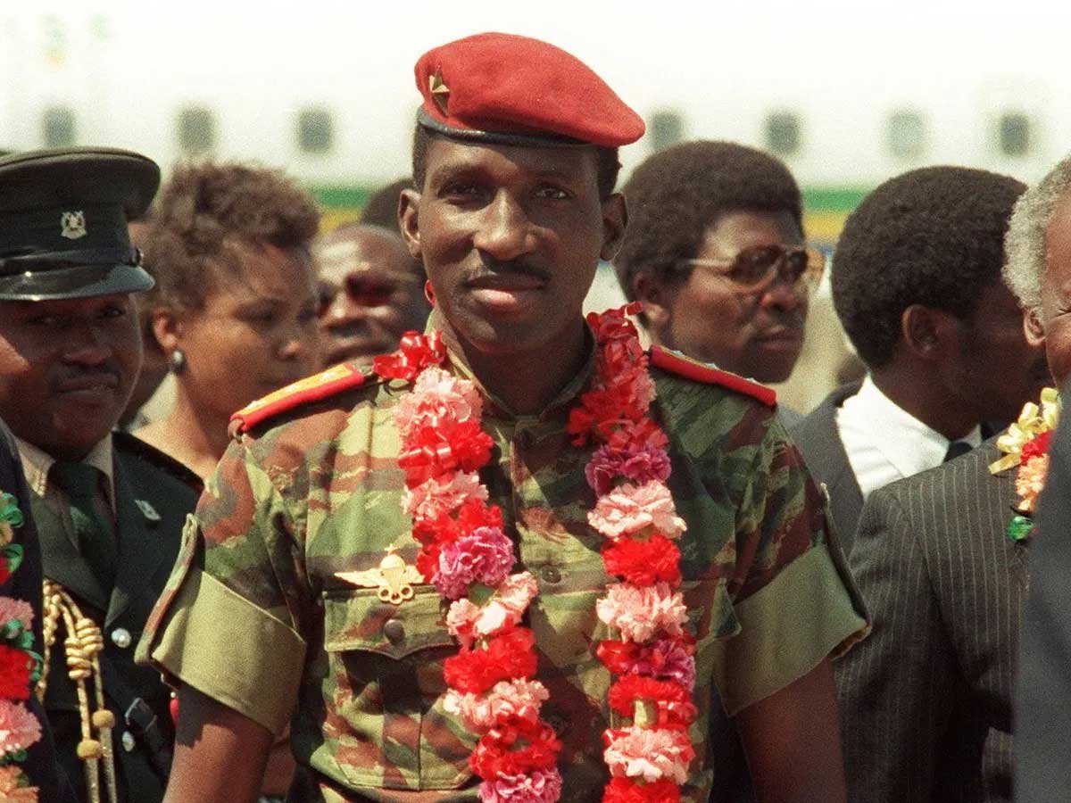 Alles gute zum 76. Geburtstag Thomas Sankara. 🇧🇫🫡

In seinen 4 Jahren als Präsident:
- Sank die Quote der Analphabeten von 87% auf 27%
- Impfte er 2.5 Mio Kinder
- Stieg die Weizenproduktion von 1700kg/ha auf 3800kg/ha

Und vieles mehr.
Jedes Land braucht einen Sankara.