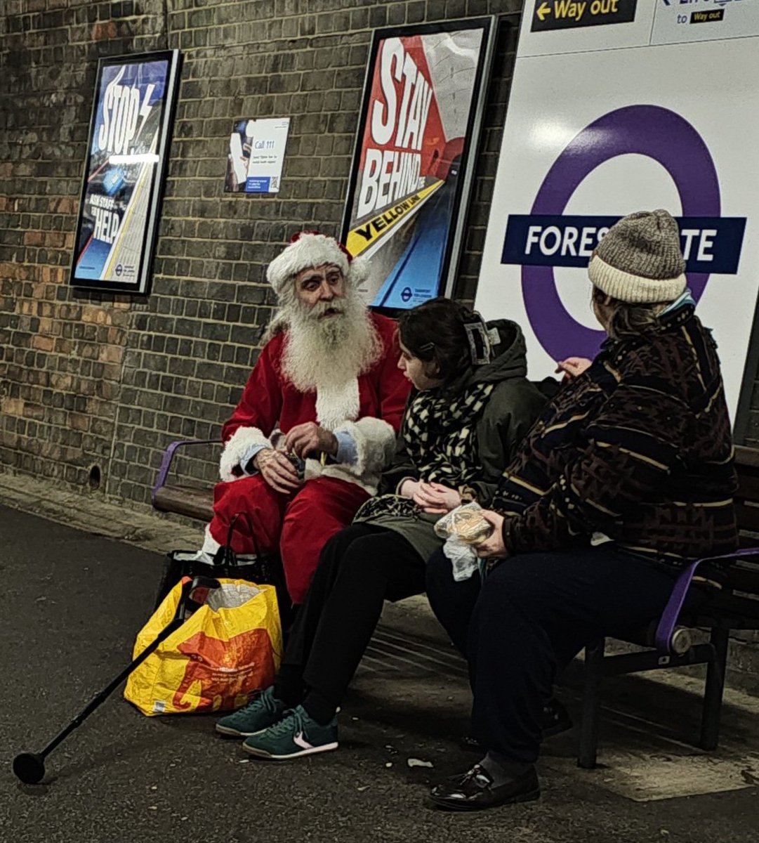 #Santa takes the #ElizabethLine 🎁🎅☃️🎄😇

#ForestGate <a href="/TfL/">TfL</a> <a href="/MayorofLondon/">Mayor of London, Sadiq Khan</a> <a href="/ElizabethLine/">Elizabeth Line Fans</a> #Christmas