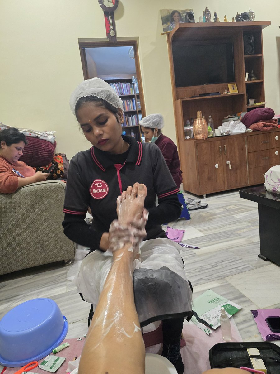 asha_choubey's tweet photo. @_yesmadam Absolutely pathetic service, rude behaviour and shocking lack of hygiene. Left my washroom dirty, clipped my nails too deep, filed my skin instead of nails, and didn’t even wear a mask. Completely unacceptable. https://t.co/DtUv63Re1N