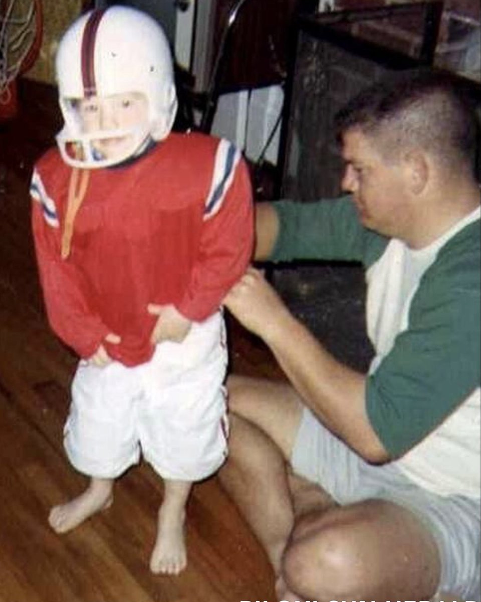 BrettFavre's tweet image. Twenty-two years — on Dec. 21, 2003, my father died.

Without him, you’d prob never know the name Brett Favre…

Me and @OhDKano talk about my dad and that solemn day on tomorrow’s episode of @4thFavre .