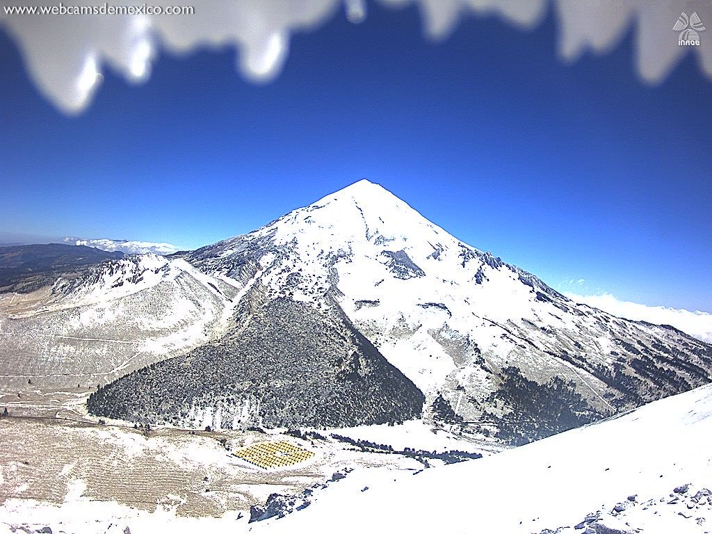 webcamsdemexico's tweet photo. ¡Bienvenido, invierno! ❄️☕

Hoy, 21 de diciembre de 2025, a las 09:03 horas (tiempo del centro de México), se produjo el solsticio de invierno.
Hoy es el día más corto y la noche más larga del año.

Datos curiosos:
• En la CDMX: unas 11 horas de      luz solar (exacto ~10h 59min), ¡toma cafecito y ponche pa' calentarte!.
• Es la estación más corta: ~89 días hasta la primavera.
• Mañana los días empiezan a      crecer poquito a poquito. ¡El Sol renace y nos da más luz!
• Los mexicas celebraban el      Panquetzaliztli: el nacimiento de Huitzilopochtli, dios del sol, en esta época ancestral.

¡Abrígate bien y vibra con la magia del invierno mexicano!

#SolsticioDeInvierno #Invierno #Invierno2025