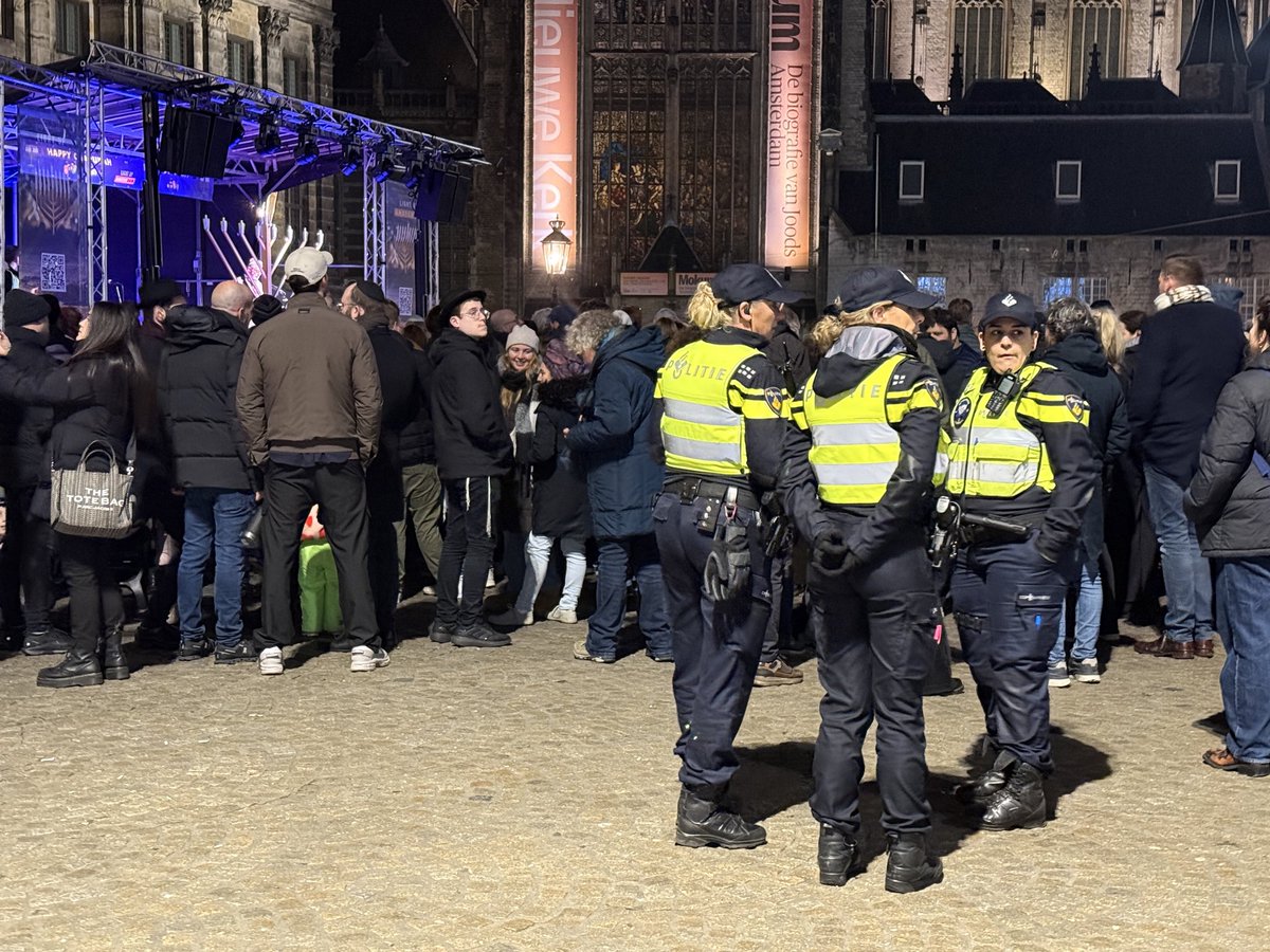 De Nationale Chanoeka-viering op de Dam verloopt waardig en feestelijk, onder zichtbare beveiliging. Dat dan wel. #Chanoeka #Amsterdam #Beschaving