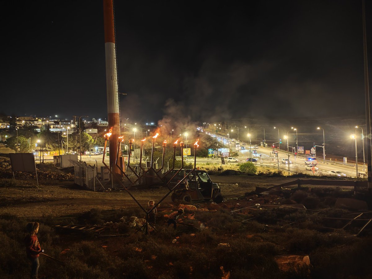 נר שמיני בעוז ציון
מול הכפר ביתין בו נמצאת בית אל המקראית בה בנה המצביא היווני בקכידס עיר מבצר כדי להילחם במכבים ולהצר לישראל.
לאחר מספר שנים החזירו המכבים את העיר בית אל לידי השלטון היהודי יחד עם עוד ערים נוספות בחבל בנימין והשומרון ובהובלת שמעון החשמונאי חזר עם ישראל לשבת איש