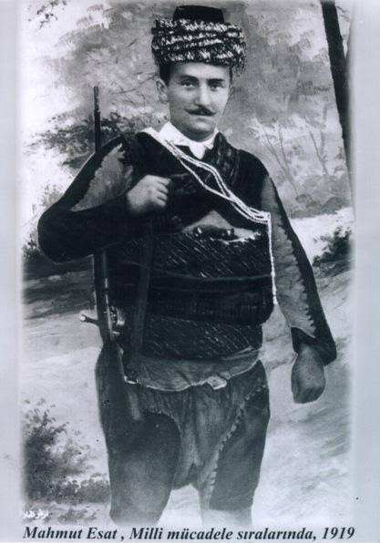 «Hiç gençliğini tatmadı, yaşlanmadan da öldü, Türk'e hayran yaşadı.»

Kuvâ-yi Milliyeci, eski Adliye ve İktisat Vekili, çağdaş Türk hukukunun Atatürk'le beraber mimarı, büyük Kemalist Mahmut Esat Bozkurt'u vefat yıl dönümünde saygıyla ve minnetle anıyoruz.