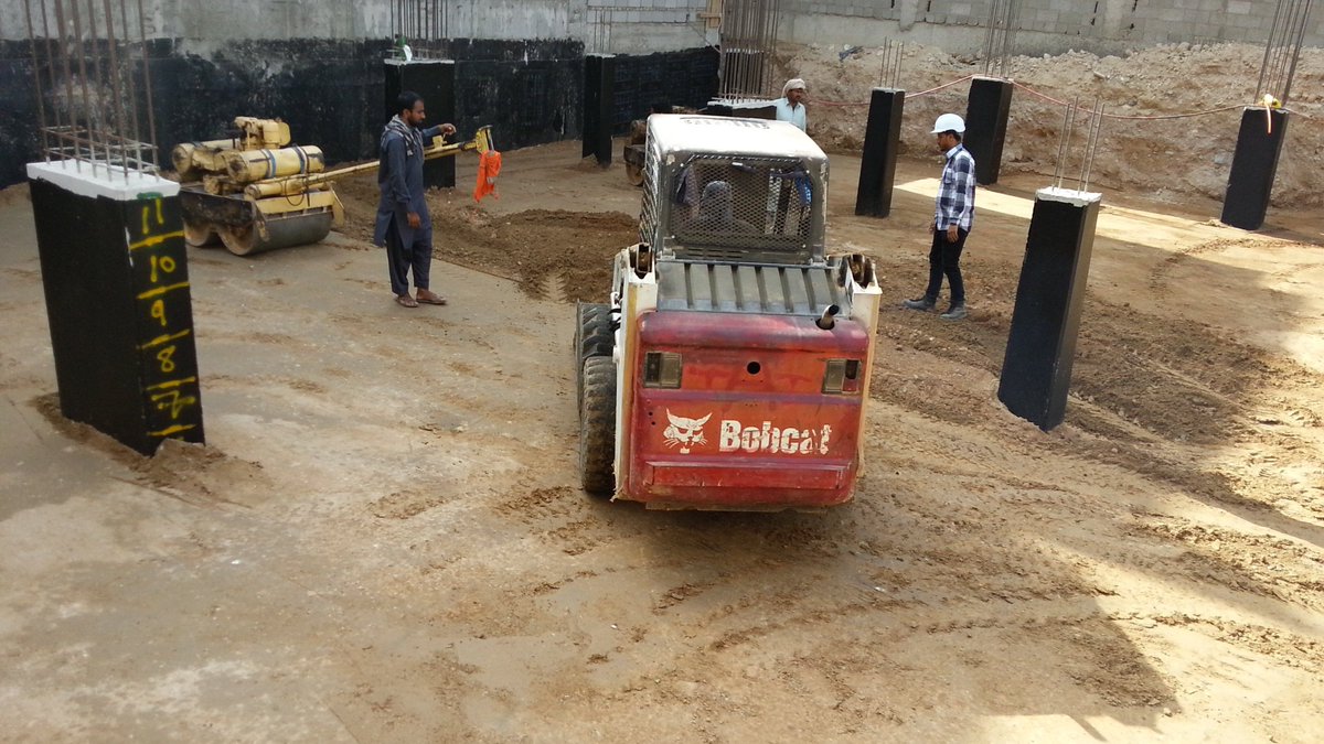 ⚠️ خطأ شائع في أعمال الردم!

تأثير الدكاكة (الرصّاصة) غالبًا ما لا يتجاوز 40 سم من سماكة الدفان، لذلك الأفضل تنفيذ الردم على طبقات بسمك 25–30 سم فقط.
كل طبقة تُرصّ لوحدها تضمن تماسك أفضل وتمنع الهبوط لاحقًا… تفصيل تنفيذي بسيط يوفر عليك مشاكل كبيرة مستقبلاً.