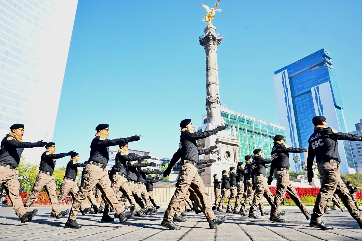 El día de hoy, con la Jefa de Gobierno <a href="/ClaraBrugadaM/">Clara Brugada Molina</a>, frente al Monumento a la Independencia, nos reunimos para conmemorar el #DíaDelPolicía 2025; ellas y ellos reafirman en cada acto de servicio su amor por la patria y por la #CiudadDeMéxico; son aguerridos garantes de la ley,