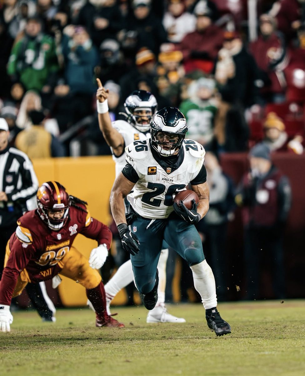 ShriyaSainii's tweet image. look at jalen 😭