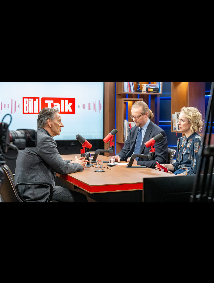 Putins Schattenkrieg trifft Deutschland: BKA-Chef Münch warnt in <a href="/BILD/">BILD</a> vor einer „ganz anderen Dichte“ russischer Einflussnahme seit dem #Ukraine-Krieg – von Spionage über Sabotage bis hin zu Drohnen und gefährlichen Wegwerf-Agenten. Zum Interview >> bild.de/politik/inland…