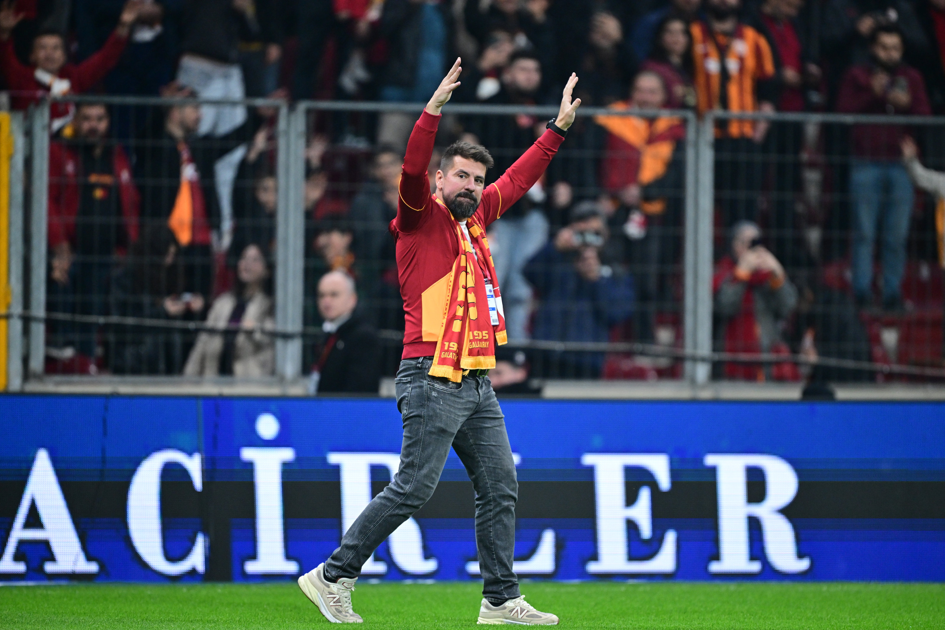 Milan Baros yıllar sonra Galatasaray tribünlerini selamladı!